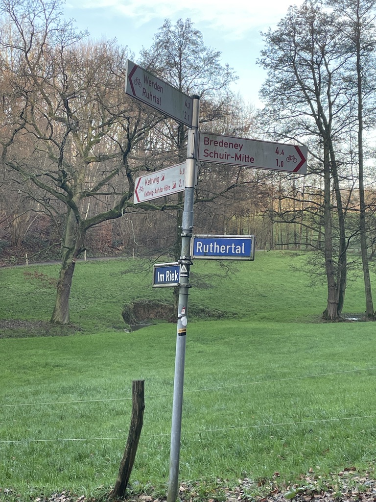 Wegweiser an der Kreuzung zur Straußenfarm