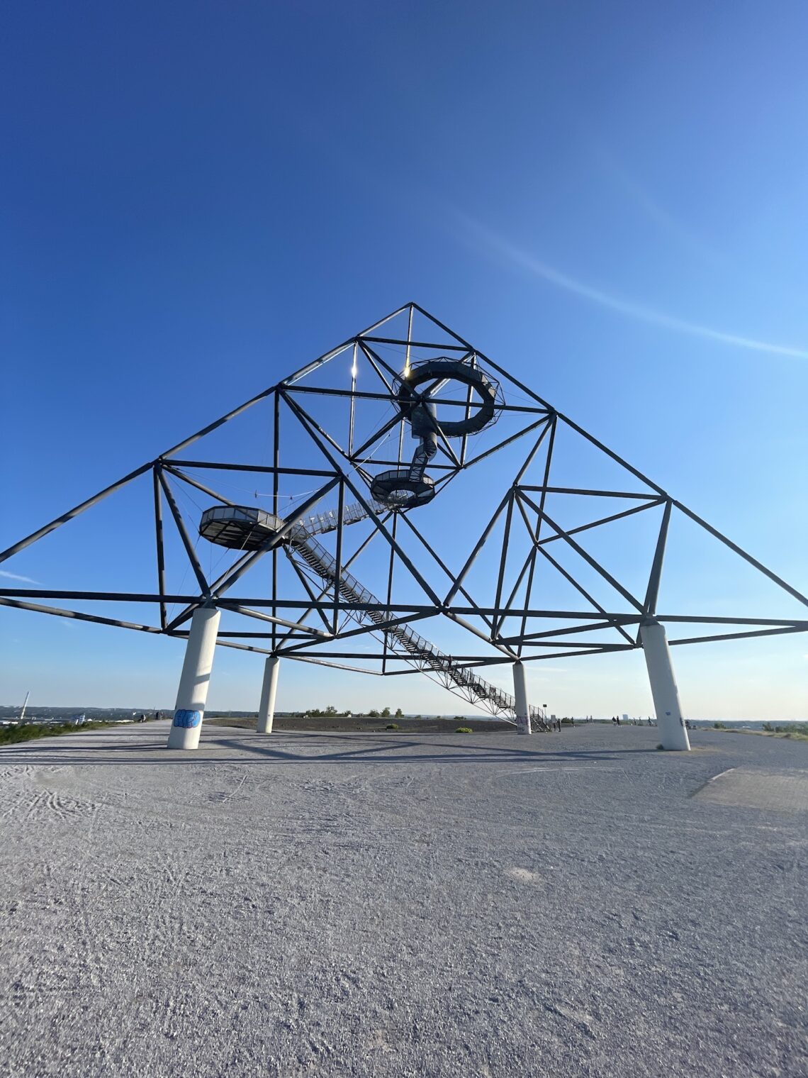 Der Tetraeder auf der Halde Das Bild zeigt den Tetraeder in Bottrop und ist das Titelbild zum Artikel über die "Grunderwerbssteuer"