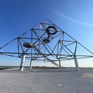 Der Tetraeder auf der Halde Das Bild zeigt den Tetraeder in Bottrop und ist das Titelbild zum Artikel über die "Grunderwerbssteuer"