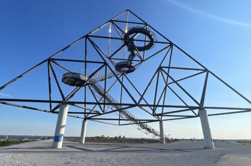 Der Tetraeder auf der Halde Das Bild zeigt den Tetraeder in Bottrop und ist das Titelbild zum Artikel über die "Grunderwerbssteuer"