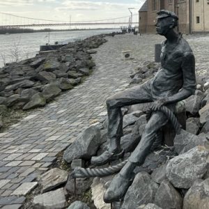 Statue vom Poortekerl vor der Kirche St.Martini