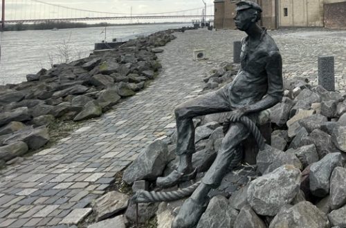Statue vom Poortekerl vor der Kirche St.Martini