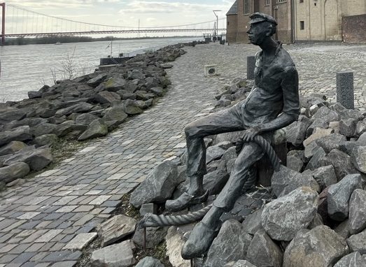Statue vom Poortekerl vor der Kirche St.Martini