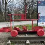 Rotes Schienenfahrzeug an der Erzbahnbude